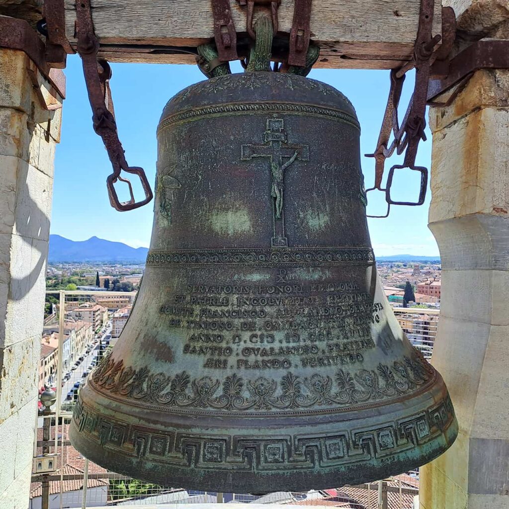 campana crocifisso torre di pisa