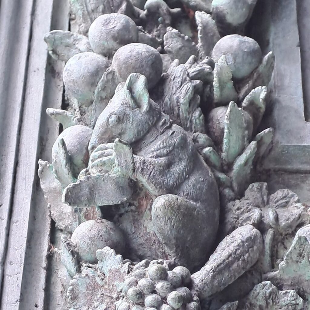 dettaglio porta di bronzo cattedrale di pisa