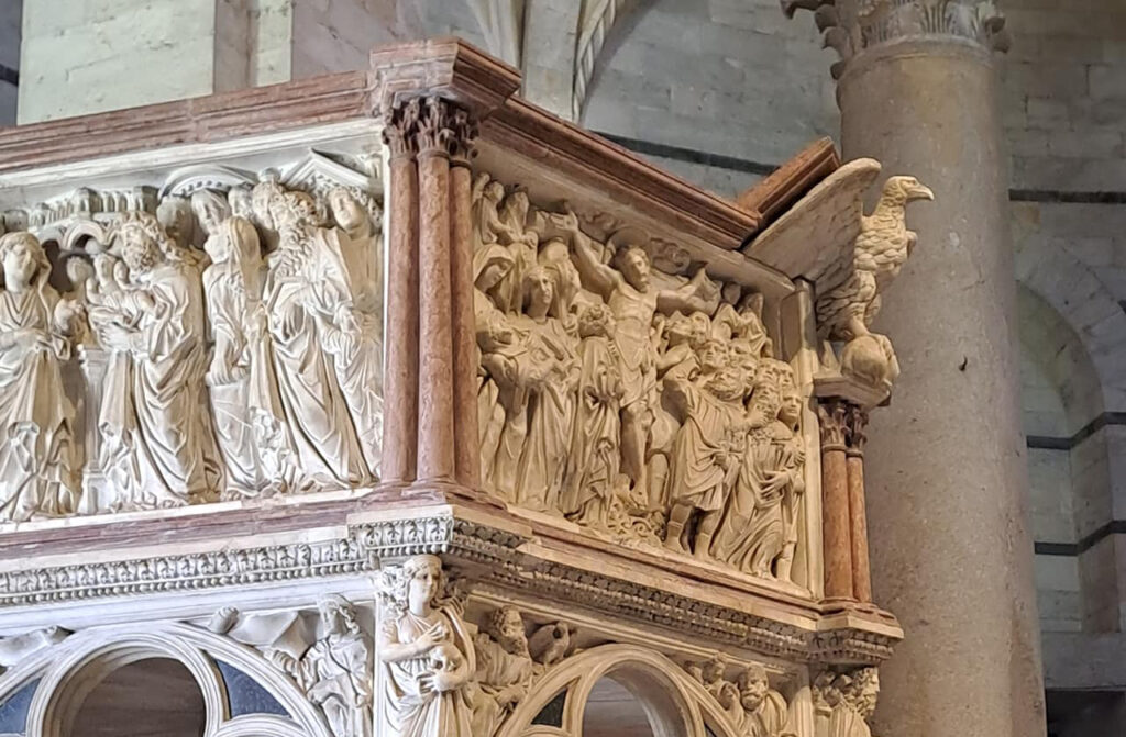 preekstoel van het baptisterium van pisa