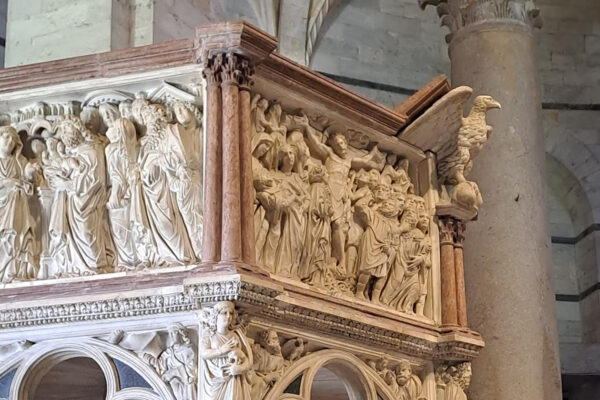 preekstoel van het baptisterium van pisa